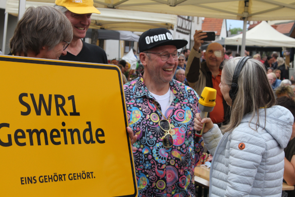 Übergabe Ortsschild